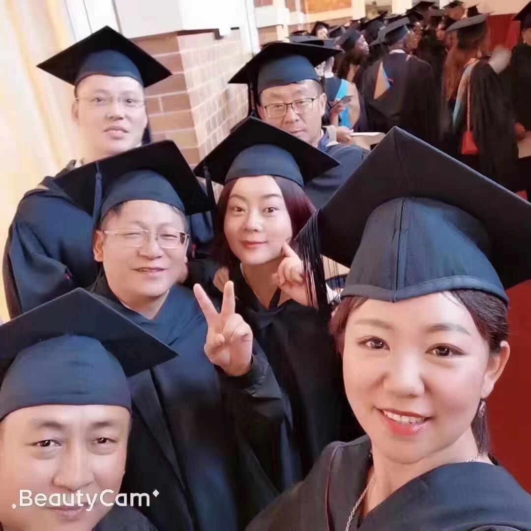 BSN荷蘭商學(xué)院免聯(lián)考MBA學(xué)位班同學(xué)學(xué)士服自拍照